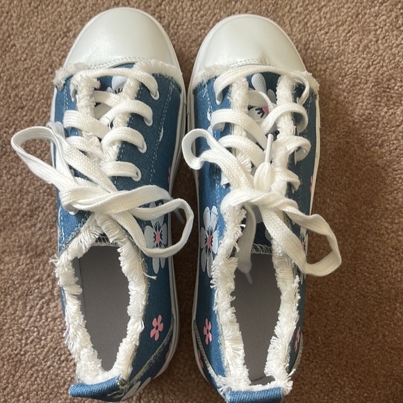 Faux Converse Womens Denim Flower Patch Sneakers - Picture 5 of 8